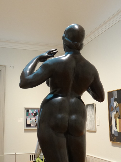tartanfics:Statue butts of the Art Institute of Chicago and the Cincinnati Art Museum.