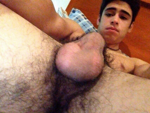 Porn Pics c0545:  Chavito travieso con enormes huevotes