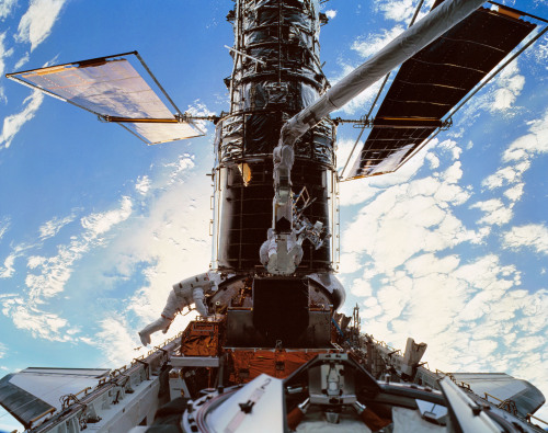 This Week in NASA History: 3rd Hubble Servicing Mission – Dec. 19, 1999 : This week in 1999, s