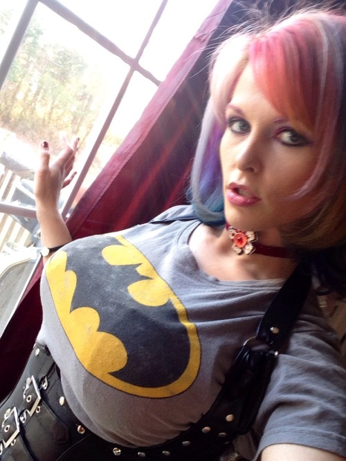 povpunk:  omgitsrainbowblog:  (NaNu)x16 ….. Where are my Batman fans?   Super Hot!! 