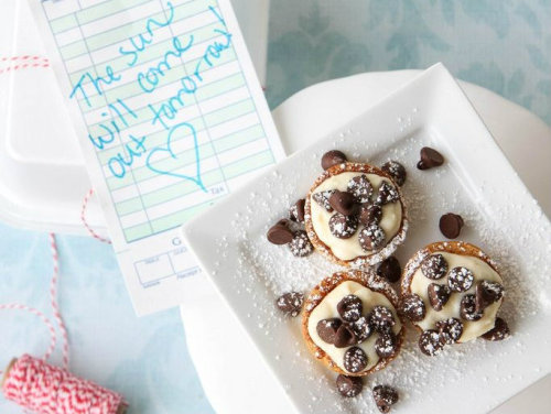 The perfect sweet treat for an Annie viewing party? Mini cannoli cream pastry cups! Find the recipe 