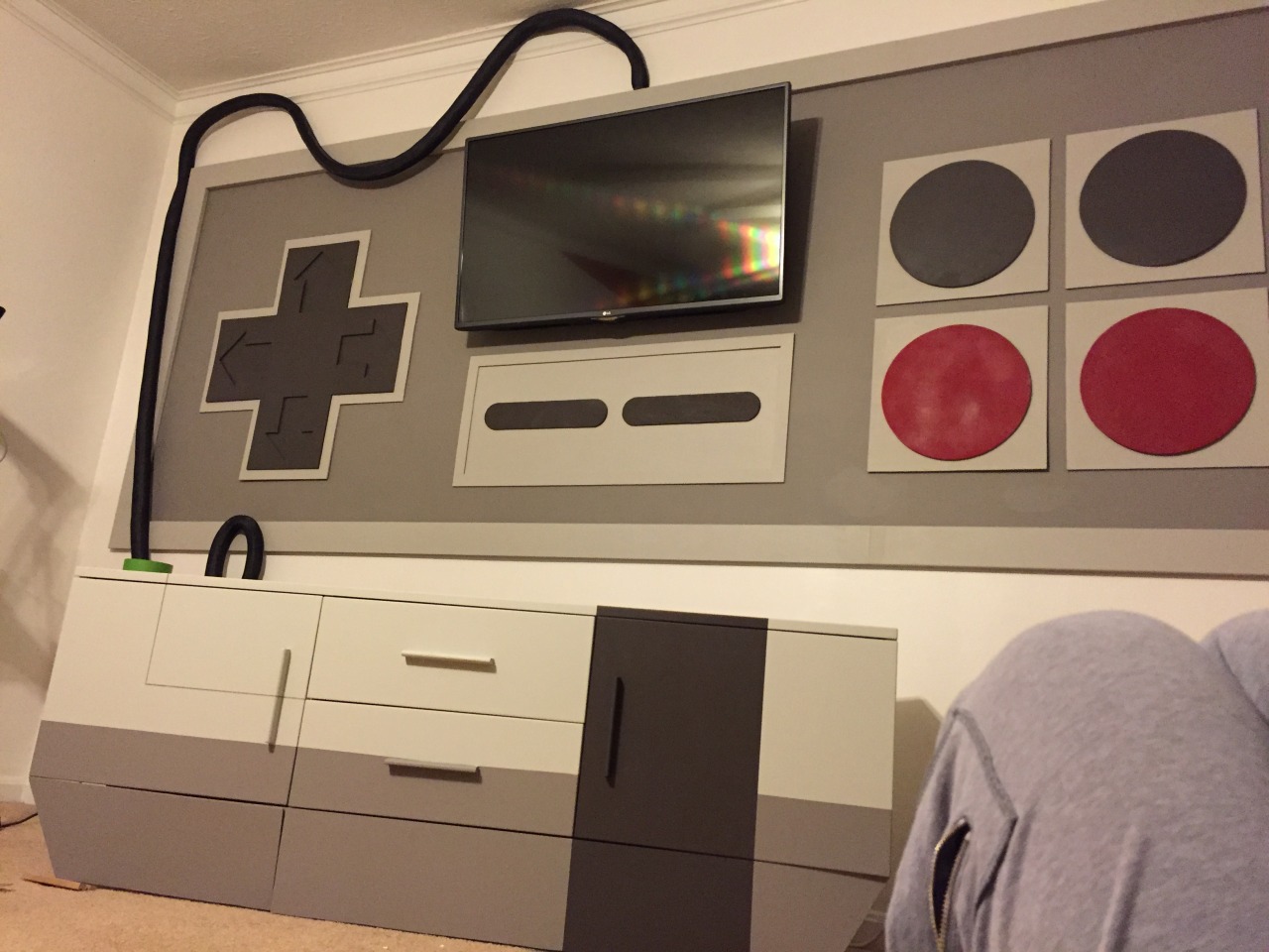 archiemcphee:  This giant Nintendo Entertainment System and controller are a fully