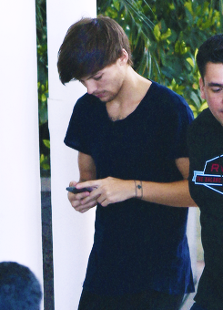 thomasbsangster-blog:  One Direction arrive at Rod Laver Arena in Melbourne, October 29, 2013 