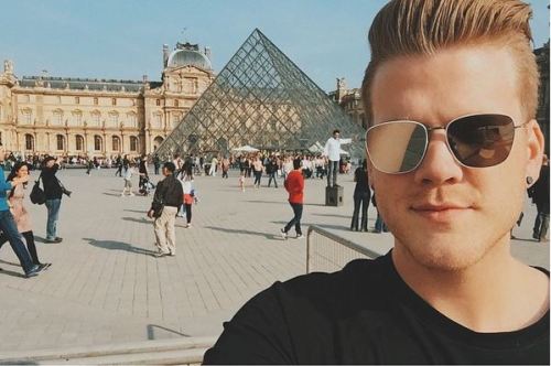mcmgrassi:‏@scotthoying  im 6'3" normally, 6'4" with shoes and hair, 6'7" without the