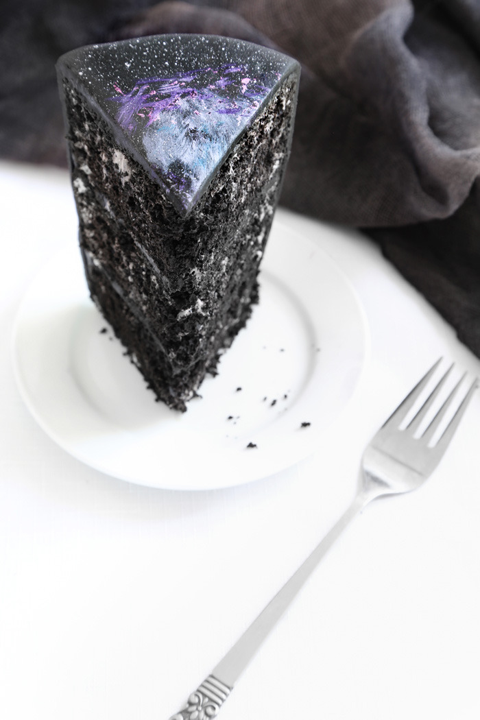 laughingsquid:  How to Make a Beautiful Space Themed Black Velvet Nebula Cake  Idk