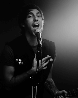 kibaszott-blogger:  ♪ Ａｌｌ Ｔｉｍｅ Ｌｏｗ － Ｌｏｖｅ Ｌｉｋｅ Ｗａｒ (x) 
