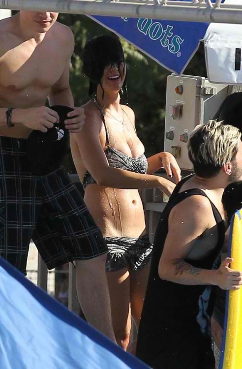 ratemycelebrity: Katy Perry loses bikini bottoms at water park