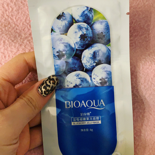 Here is the face mask I chose for this evening: a gel mask with blueberry essence from @bioaqua