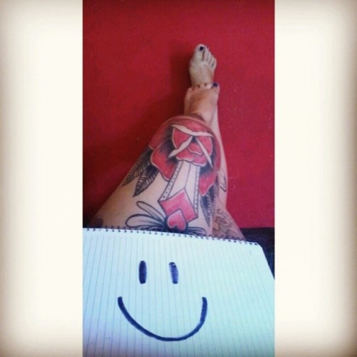 :) #bomdia #happy #smile #kneetattoo #oldschooltattoo #InstaSize