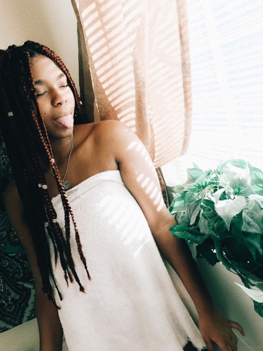kingdopeness:  “If I told you that a flower bloomed from a dark room would you trust it?” 🌸 🌺 