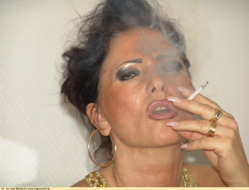 ladybarbaraworld: Rauchen im BallkleidIn einem schwarzen Ballkleid mit hauchdünnen Nylon und goldene