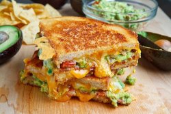 aeialicious:  GUACAMOLE GRILLED CHEESE! (Thanks