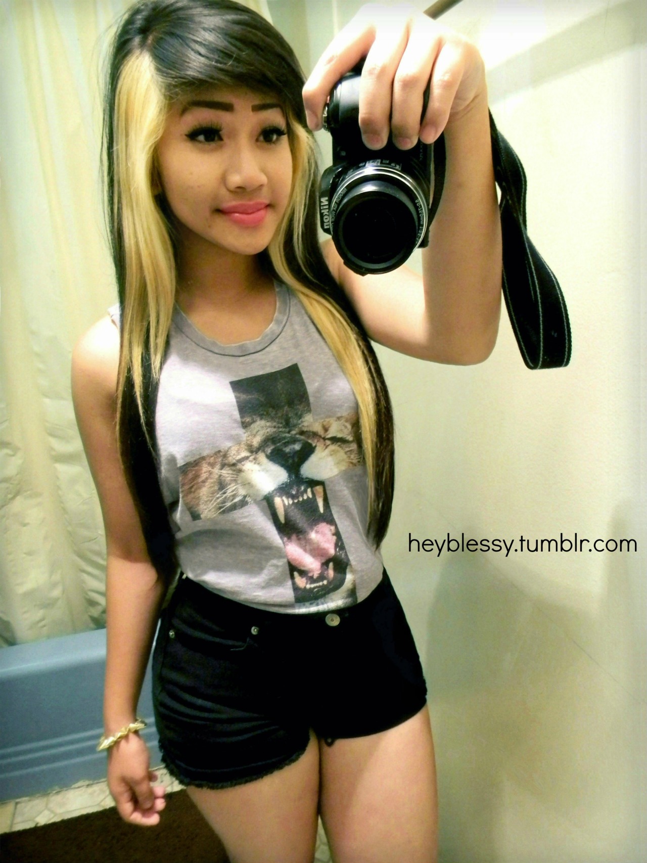 bombfemalesandcuties-deactivate:  http://heyblessy.tumblr.com/ 