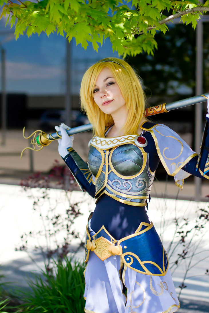 league-of-legends-sexy-girls:  Lux Cosplay