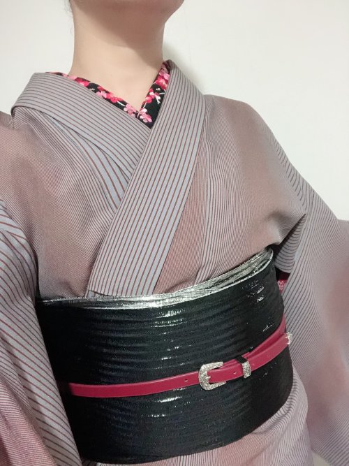 Refined kimono outfit playing on pinkish tones, so cool and mature!