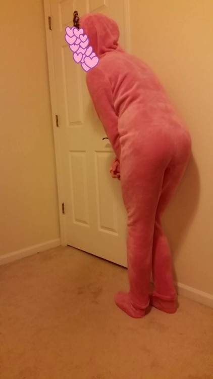 kaylaminkgetshumiliated: Hehe so here is my pink fuzzy onesie! I’ve literally wanted one for so long