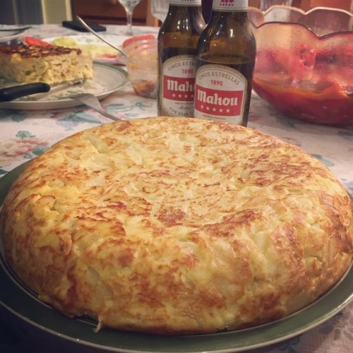 …disfrutando con la familia, tortilla española y cerveza de Madrid @hfaralla www.instagram.c