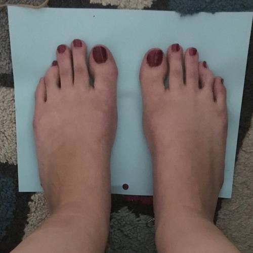 #longtoes #tallgirl #redtoes #redtoenailpolish #footqueen #footfetishconnection #footfetish #longfee