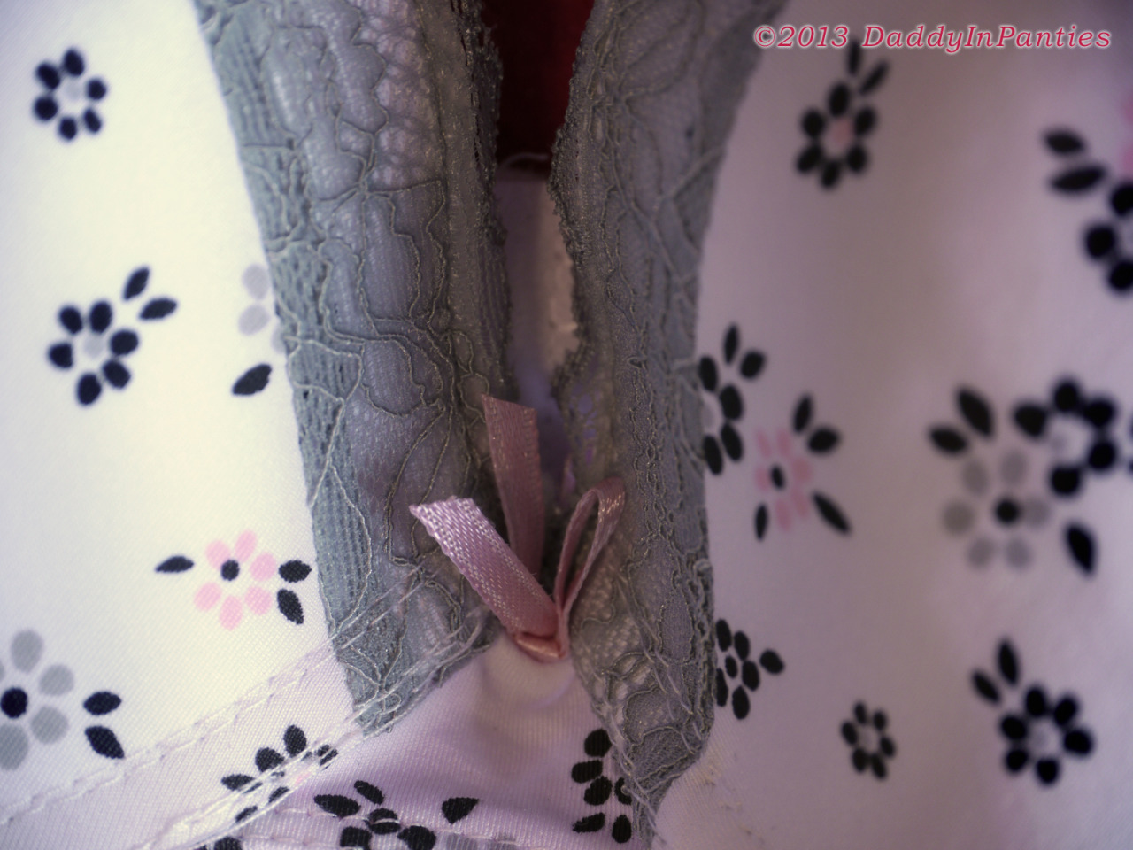 daddyinpanties:  Daddy’s gorgeous new bra. It’s white, with cute little pink,