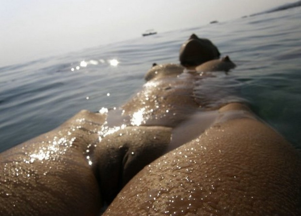nakedologiest:  Let go play in the ocean.
