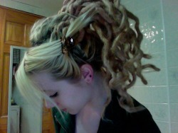 littlemissboots:  Curly dreads :}