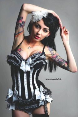 tattooedwomenarebeautiful:  Modèle: Zui (Suicide girl)