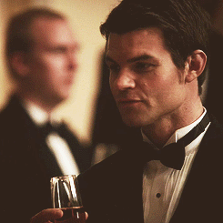 allsonargent:the originals + dimplesAll I can see is Kol wearing the earphones wrong.