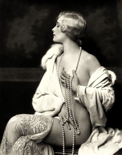 rockabillychickus:Stunning 1920s, french photograph. Round body and very posh