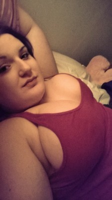 chubby-bunnies:  Hi there! Sarah, USA size 24.  Age, 24 I love this blog and the beautiful people who share their amazing bodies with us and I was feeling particularly strong tonight so I took a few. This is one of my favs. I feel strong and powerful