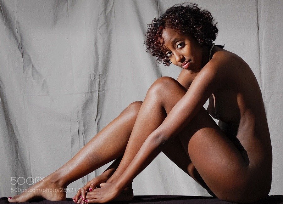 meapp:  African nude desnuda africana with red nail polishhttp://500px.com/photo/25627781/morena-pristina-by-alan-