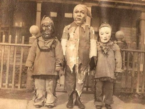 thevortexbloguk: 10 Terrifying Photos of Vintage Halloween Costumes Are these Slipknot’s child