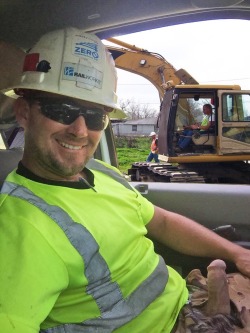 averagedudenextdoor: kon-lbear:    Blue collar RailWorks worker stroking his thick stubby tool while working 