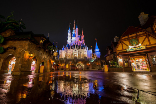 wdwben:Castle Reflections on Flickr.Most people think that rain at Walt Disney World is bad. As a ph