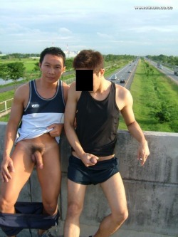 darkhunsa:  นายมาวิน กับคู่ขา outdoor @ สะพานลอย