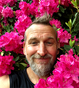 tennant:Christopher Eccleston + flowers (✿◠‿◠)© Christopher Eccleston // Instagram