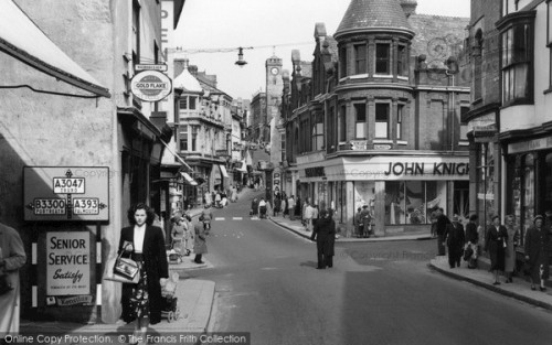 Fore Street in Redruth (Cornwall, c. 1955).