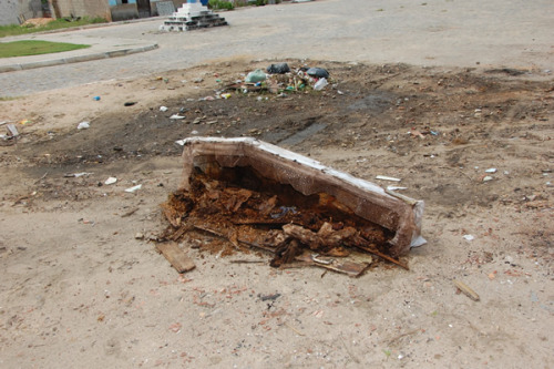 deformutilated:Unearthed, rusted and discarded coffin