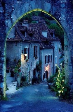 bluepueblo:  Portal, Saint Cirq Lapopie, France photo via guglielmina 