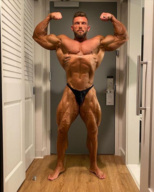 Sexy as fuck muscle beast. 