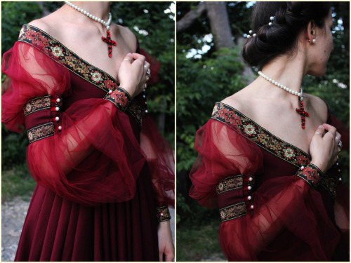 thecarvingwitch:crafts-chicks-and-cats:Making the burgundy dress.Design, patterns and sewing made by