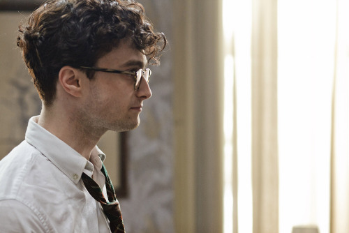 harryll0yds: clarions: siriusbingers: #AUROR HARRY #harry in hip glasses with messy hair #cute 