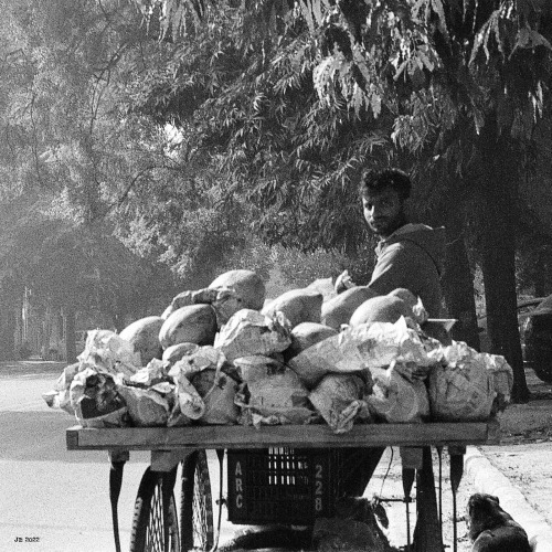 johbeil:  Street vendor New Delhi, India. Leica R4 with 50 mm Summilux on Ilford HP5+ B&amp;W film.