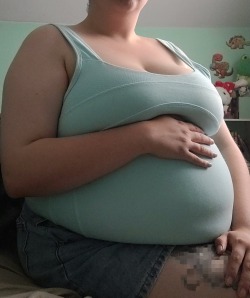 bellybabe:I really need to lay off the takeout.. I’ve gotten huge 😳 my gut has really blimped out! 🐷
