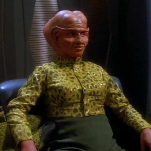 DS9: &ldquo;Rules of Acquisition&rdquo;: Pel is scandalously clothed (played by Hélène Udy).