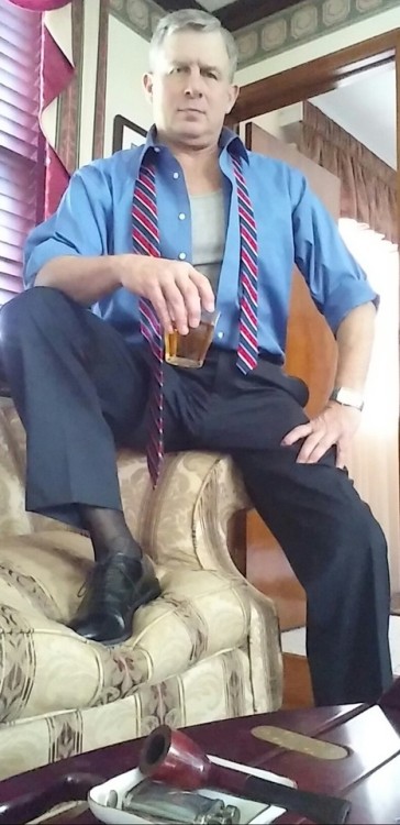 captdaddickie: Relaxing in my home office