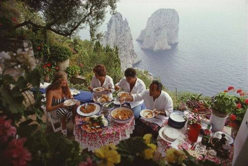 leaudemer:“Dining Al Fresco on Capri”, Slim Aarons Italian artist and actress Domiz
