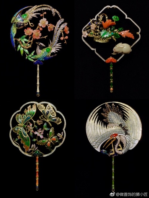dressesofchina:Tuánshà (circle fans) -themed brochets by Qian Zhongshi, founder of Shi