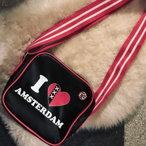 This bag is cute ♥️♥️♥️♥️♥️♥️♥️♥️♥️♥️♥️♥️♥️♥️♥️♥️♥️♥️♥️♥️♥️#amsterdam #gothgoth #amsterdamairport #p