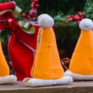 Santa hat macaron. Can you guess where you buy these?  #disneyland #disney #disneylandholidays #disn