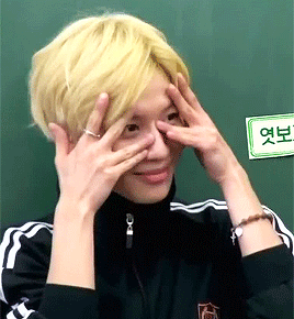 manly taemin hiding to watch a couple hugging each other